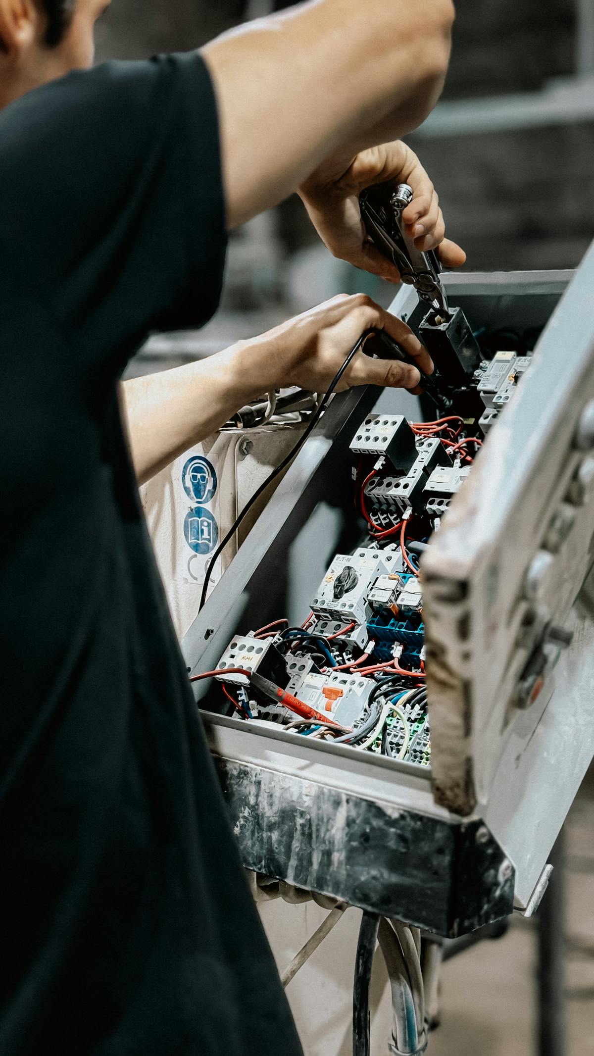 Tehnik pri popravilu električnega razdelilnega panela - EGH